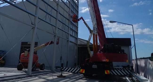 Crane setup for work on a commercial construction site